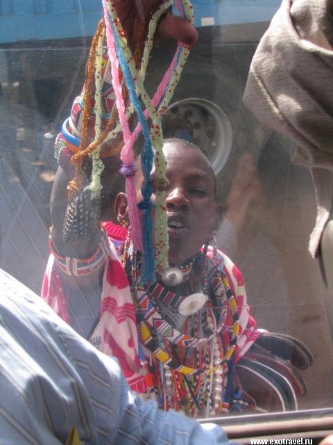 Масайские женщины носят яркие бусы