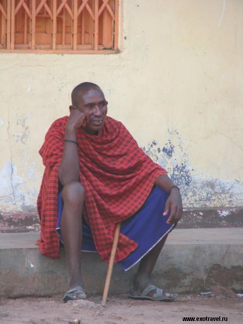 Настоящий масайский мужчина никогда не возьмет в руки рабочий инструмент